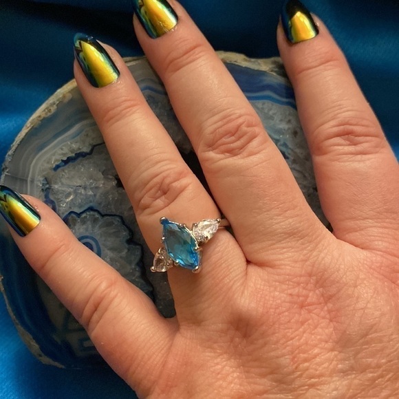 🎉🎉 Host Pick 7/22🎉 Blue Topaz with white topaz. Beautiful Ring - Picture 6 of 12